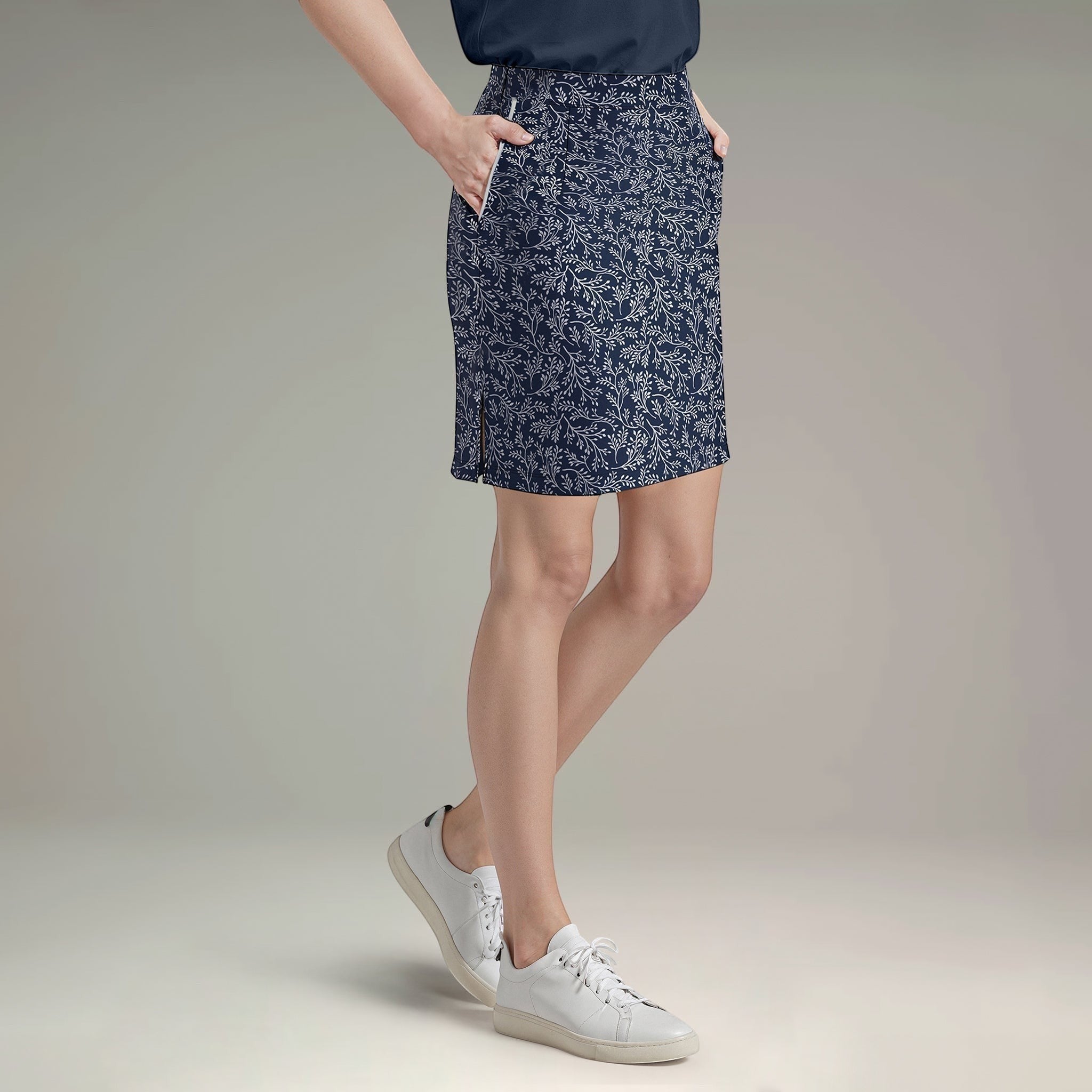 Elliott & Rose navy skort with white vine print, side slits, and pockets. Lightweight fabric for golf.